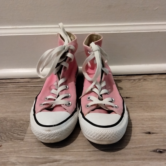 Pink Converse - Picture 1 of 4